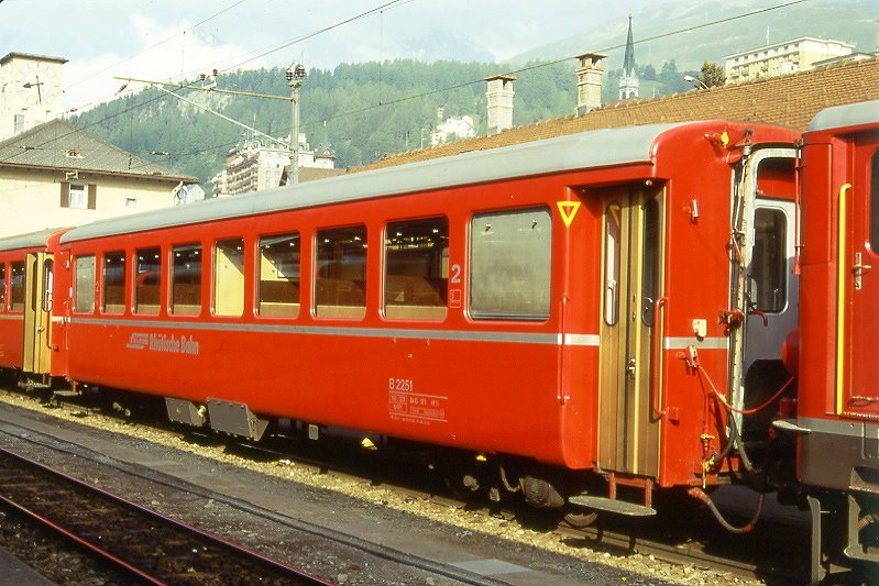 RhB - B 2251 am 28.06.1995 in St.Moritz - 2.Klasse Umbau-Personenwagen in Leichtstahlbauart fr Stammnetz und Berninabahn - Baujahr 1913 bernahme 18.01.1962 - SIG/FFA - Fahrzeuggewicht 18,00t - Sitzpltze 64 - LP 16,25m - zulssige Geschwindigkeit 90 km/h - 2=06.12.1991 - Logo RhB in deutsch - kleine Klassezahlen, mit gelbe Kennzeichnung an den Ecken - Lebenslauf: ex B4 1105 - 1929 B4 1105 - 1956 A4 1105 - 18.01.1962 B4 2251- 1964 B 2251
