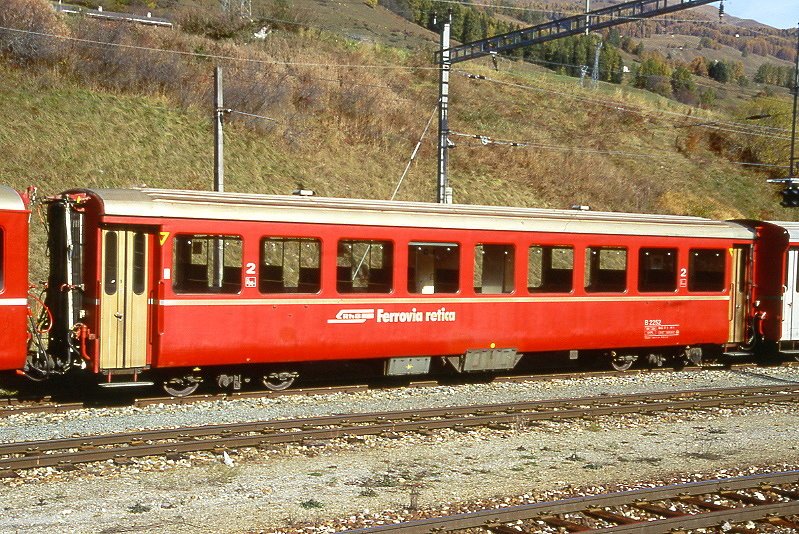 RhB - B 2252 am 22.10.1998 in Scuol - 2.Klasse Umbau-Personenwagen in Leichtstahlbauart fr Stammnetz und Berninabahn - Baujahr 1913 - SIG/FFA - Fahrzeuggewicht 18,00t - Sitzpltze 64 - LP 16,25m - zulssige Geschwindigkeit 90 km/h - 3=19.12.1985 - Logo RhB in italienisch - kleine Klassezahlen, dnne Betriebsnummer, mit gelbe Kennzeichnung an den Ecken - Lebenslauf: ex B4 1106 - 1929 B4 1106 - 1956 A4 1106 - 1962 B4 2252- 1964 B 2252
