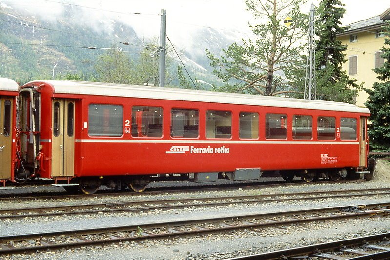 RhB - B 2253 am 06.06.1990 in St.Moritz - 2.Klasse Umbau-Personenwagen in Leichtstahlbauart fr Stammnetz und Berninabahn - bernahme 23.06.1913 - SIG/FFA - Fahrzeuggewicht 18,00t - Sitzpltze 64 - LP 16,25m - zulssige Geschwindigkeit 80 km/h - 2=30.01.1987 - Logo RhB in italienisch - kleine Klassezahlen, dnne Betriebsnummer, ohne gelbe Kennzeichnung an den Ecken - Lebenslauf: ex B4 1107 - 1929 B4 1107 - 1956 A4 1107 - 1963 B4 2253- 1964 B 2253
