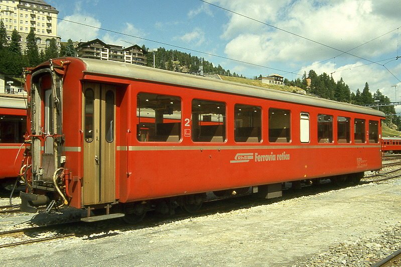 RhB - B 2254 am 31.08.1993 in St.Moritz - 2.Klasse Umbau-Personenwagen in Leichtstahlbauart fr Stammnetz und Berninabahn - Baujahr 1913 bernahme 30.01.1963 - SIG/FFA - Fahrzeuggewicht 18,00t - Sitzpltze 64 - LP 16,25m - zulssige Geschwindigkeit 80 km/h - 2=15.11.1991 - Logo RhB in italienisch - kleine Klassezahlen, schlanke Betriebsnummer, ohne gelbe Kennzeichnung an den Ecken - Lebenslauf: ex B4 1108 - 1929 B4 1108 - 1956 A4 1108 - 1963 B4 2254- 1964 B 2254
