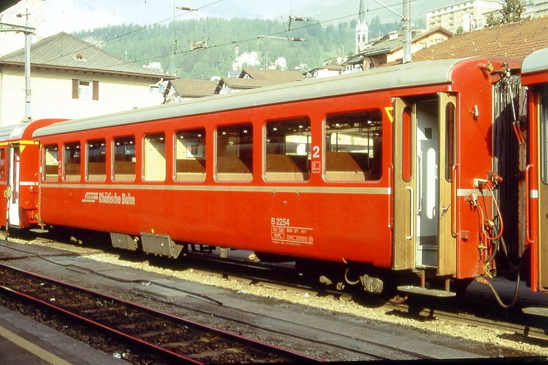 RhB - B 2254 am 28.06.1995 in St.Moritz - 2.Klasse Umbau-Personenwagen in Leichtstahlbauart fr Stammnetz und Berninabahn - Baujahr 1913 bernahme 30.01.1963 - SIG/FFA - Fahrzeuggewicht 18,00t - Sitzpltze 64 - LP 16,25m - zulssige Geschwindigkeit 80 km/h - 2=15.11.1991 - Logo RhB in deutsch - kleine Klassezahlen, schlanke Betriebsnummer, mit gelbe Kennzeichnung an den Ecken - Lebenslauf: ex B4 1108 - 1929 B4 1108 - 1956 A4 1108 - 1963 B4 2254- 1964 B 2254
