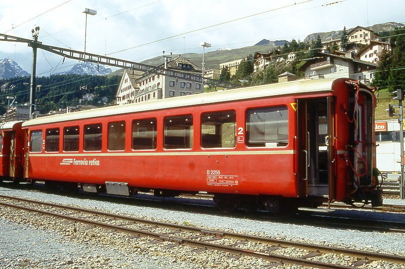 RhB - B 2256 am 04.09.1996 in St.Moritz - 2.Klasse Umbau-Personenwagen in Leichtstahlbauart fr Stammnetz und Berninabahn - Baujahr 1911 bernahme 23.02.1962 - SIG/FFA - Fahrzeuggewicht 18,00t - Sitzpltze 64 - LP 16,25m - zulssige Geschwindigkeit 80 km/h - 2=12.05.1993 - Logo RhB in italienisch - kleine Klassezahlen, schlanke Betriebsnummer, mit gelbe Kennzeichnung an den Ecken - Lebenslauf: ex C4 2202 - 1956 B 2202 - 23.02.1962 B4 2256 - 1964 B 2256
