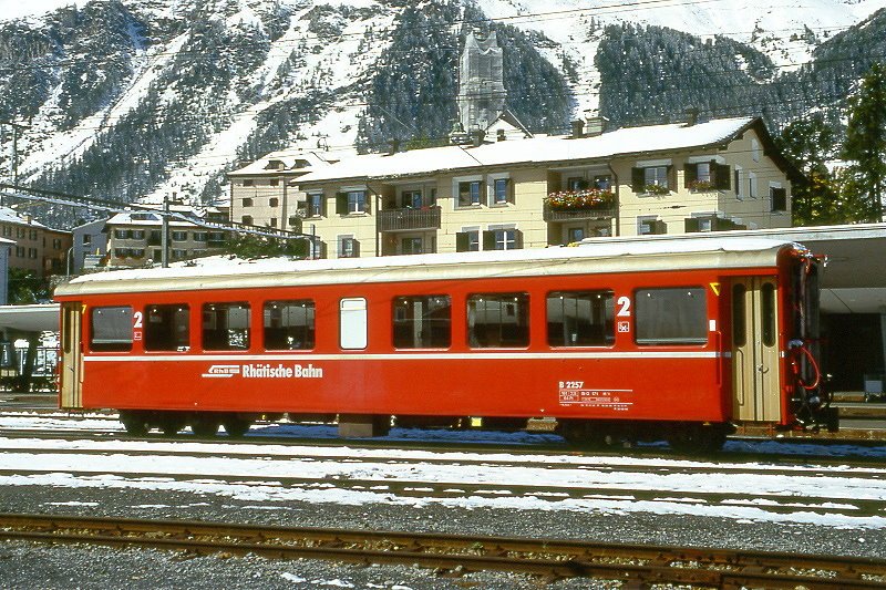 RhB - B 2257 am 04.10.1999 in Samedan - 2.Klasse Umbau-Personenwagen in Leichtstahlbauart fr Stammnetz und Berninabahn - Baujahr 1911 bernahme 12.01.1962 - SIG/FFA - Fahrzeuggewicht 18,00t - Sitzpltze 64 - LP 16,25m - zulssige Geschwindigkeit 80 km/h - 3=30.06.1999 - Logo RhB in deutsch - groe Klassezahlen, dicke Betriebsnummer, mit gelbe Kennzeichnung an den Ecken - Lebenslauf: ex C4 2204 - 1956 B 2204 - 12.01.1962 B4 2257 - 1964 B 2257
