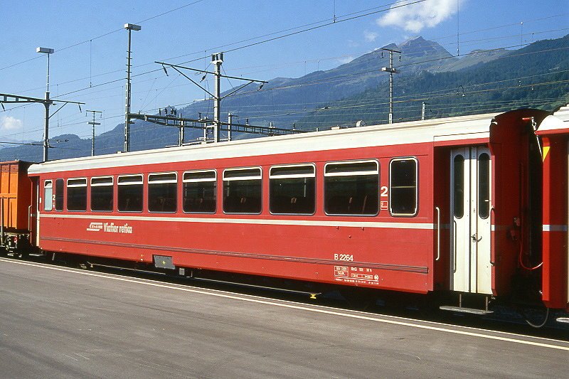 RhB - B 2264 am 23.08.2000 in Landquart - 2.Klasse Spitzenverkehrs-Personenwagen fr Stammnetz mit Drehgestellen lterer Wagen - bernahme: 30.05.1986 - FFA/RhB/SWP - Fahrzeuggewicht 18,00t - Sitzpltze 56 - LP 18,02m - zulssige Geschwindigkeit 90 km/h - Logo RhB in rhtoromanisch - 2=05.09.19911= 26.11.1999 - Hinweis: die Fahrzeugserie besteht aus 13 Wagen mit den Nummern 2261 bis 2273. 
