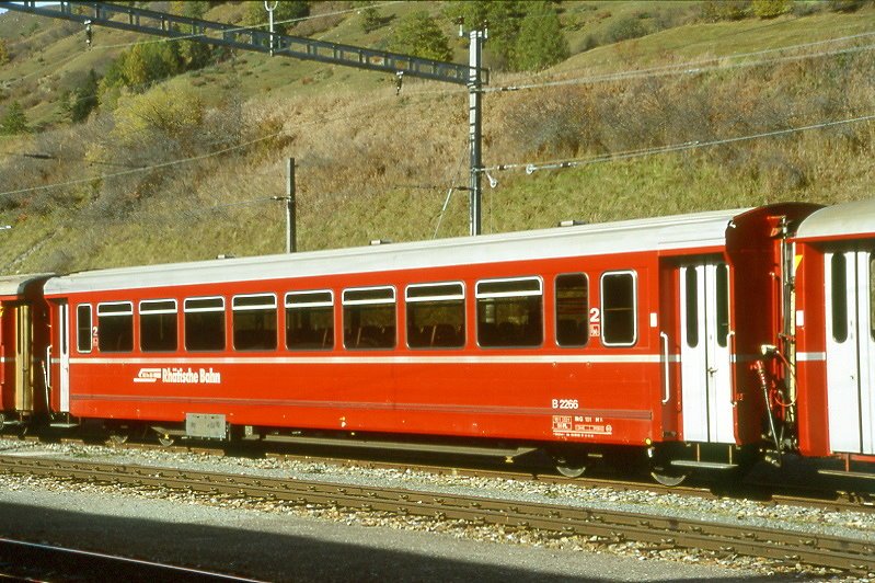 RhB - B 2266 am 22.10.1998 in Scuol - 2.Klasse Spitzenverkehrs-Personenwagen fr Stammnetz mit Drehgestellen lterer Wagen - bernahme: 05.09.1986 - FFA/RhB/SWP - Fahrzeuggewicht 18,00t - Sitzpltze 56 - LP 18,02m - zulssige Geschwindigkeit 90 km/h - Logo RhB in deutsch - 2=10.10.1991 - Hinweis: die Fahrzeugserie besteht aus 13 Wagen mit den Nummern 2261 bis 2273. 
