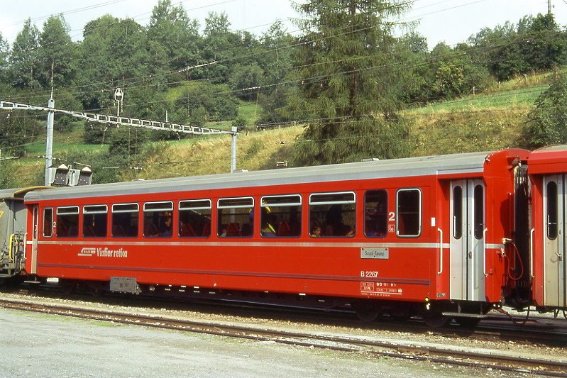 RhB - B 2267 am 21.08.1995 in Filisur - 2.Klasse Spitzenverkehrs-Personenwagen fr Stammnetz mit Drehgestellen lterer Wagen - bernahme: 10.10.1986 - FFA/RhB/SWP - Fahrzeuggewicht 18,00t - Sitzpltze 56 - LP 18,02m - zulssige Geschwindigkeit 90 km/h - Logo RhB in rhtoromanisch - 2=27.06.1991 - Hinweis: die Fahrzeugserie besteht aus 13 Wagen mit den Nummern 2261 bis 2273. 
