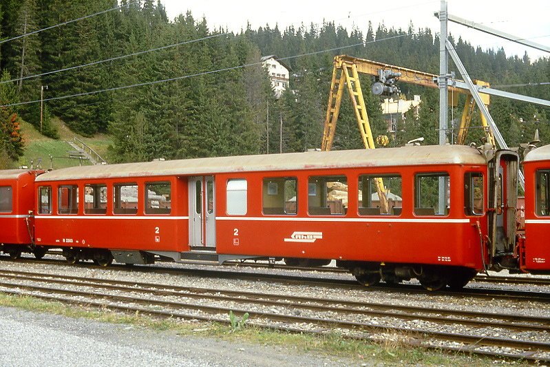 RhB - B 2303 am 01.10.1990 in Arosa - 2.Klasse Personenwagen - Mitteleinstiegswagen leichte Stahlbauart - Baujahr 1940 - SWS/SIG - Fahrzeuggewicht 17,00t - Sitzpltze 64 - LP 17,70m - zulssige Geschwindigkeit 90 km/h - Logo nur RhB - 3=24.12.1981 1=31.10.1988 - Lebenslauf: ex C4 2303 - 1956 B4 2303 - 1964 B 2303 - Hinweis: die Fahrzeugserie bestand aus 6  Wagen mit den Nummern 2301 bis 2306 fr Schnellzge Fliegender Rhtier mit ABe 4/4 501 - 504. 
