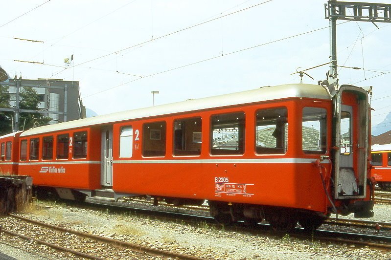 RhB - B 2305 am 19.08.1995 in Chur - 2.Klasse Personenwagen - Mitteleinstiegswagen leichte Stahlbauart - Baujahr 1940 - SWS/SIG - Fahrzeuggewicht 17,00t - Sitzpltze 64 - LP 17,70m - zulssige Geschwindigkeit 90 km/h - Logo RhB in rtoromanisch - 2=11.06.1992 - Lebenslauf: ex C4 2305 - 1956 B4 2305 - 1964 B 2305 - Hinweis: groe Betriebnummer, hohes Anschriftenfeld, schlanke Betriebsnummer, die Fahrzeugserie bestand aus 6  Wagen mit den Nummern 2301 bis 2306 fr Schnellzge Fliegender Rhtier mit ABe 4/4 501 - 504. 
