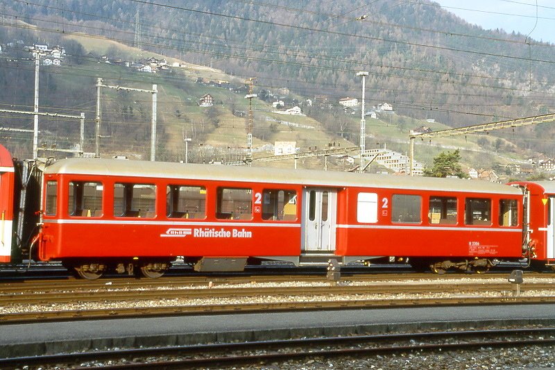 RhB - B 2306 am 22.02.1998 in Landquart - 2.Klasse Personenwagen - Mitteleinstiegswagen leichte Stahlbauart - Baujahr 1940 - SWS/SIG - Fahrzeuggewicht 17,00t - Sitzpltze 64 - LP 17,70m - zulssige Geschwindigkeit 90 km/h - Logo RhB in deutsch - 2=12.05.1992 - Hinweis: groe Klassezahlen. hoher Anschriftenblock, dicke Betriebsnummer - Lebenslauf: ex C4 2306 - 1956 B4 2306 - 1964 B 2306 - Hinweis: die Fahrzeugserie bestand aus 6  Wagen mit den Nummern 2301 bis 2306 fr Schnellzge Fliegender Rhtier mit ABe 4/4 501 - 504. 
