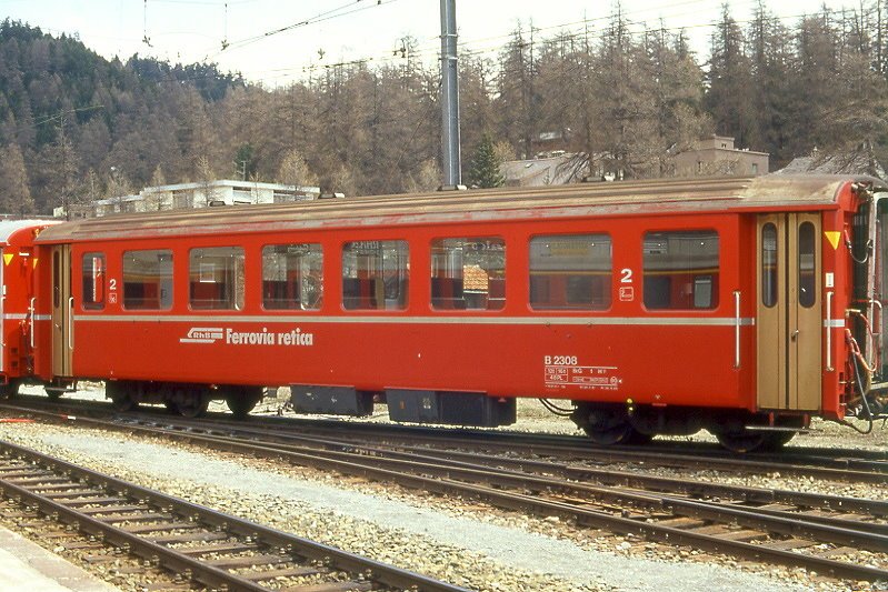 RhB - B 2308 am 09.05.1991 in St.Moritz - 2.Klasse Einheitspersonenwagen (Typ I) verkrzte Bauart fr Bernina-Bahn - Baujahr 1968 - FFA/SWP - Fahrzeuggewicht 12,00t - Sitzpltze 48 - LP 14,91m - zulssige Geschwindigkeit 90 km/h - 3=20.02.1981 2=29.08.1985 - Logo RhB in italienisch - Hinweis: kleine Klassezahlen, hohes Anschriftenfeld, schlanke Betriebsnummer - die Fahrzeugserie besteht aus 8 Wagen mit den Nummern 2307 bis 2314. 
