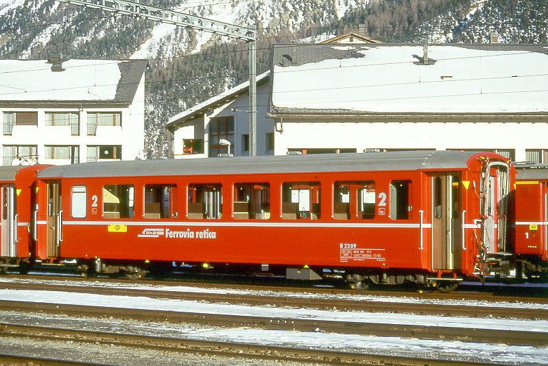 RhB - B 2309 am 26.02.1998 in Samedan - 2.Klasse Einheitspersonenwagen (Typ I) verkrzte Bauart fr Bernina.Bahn - bernahme 17.09.1968 - FFA/SWP - Fahrzeuggewicht 14,00t - Sitzpltze 48 - LP 14,91m - zulssige Geschwindigkeit 90 km/h - Logo RhB in italienisch - Hinweis: groe Klassezahlen, dicke Betriebsnummer - die Fahrzeugserie besteht aus 8 Wagen mit den Nummern 2307 bis 2314. 
