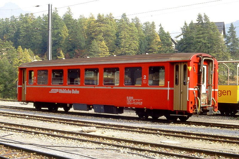 RhB - B 2313 am 20.09.1990 bei St.Moritz - 2.Klasse Einheitspersonenwagen (Typ I) verkrzte Bauart fr Bernina.Bahn - Baujahr 1968 - FFA/SWP - Fahrzeuggewicht 14,00t - Sitzpltze 50 - LP 14,91m - zulssige Geschwindigkeit 90 km/h - Logo RhB in deutsch - Hinweis: kleine Klassezahlen - die Fahrzeugserie besteht aus 8 Wagen mit den Nummern 2307 bis 2314. 
