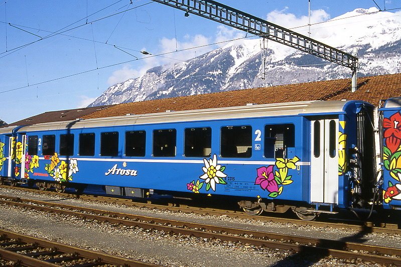 RhB - B 2315 am 26.02.2000 in Chur - 2.Klasse Einheitspersonenwagen (Typ I) in Leichtmetallbauart fr Arosa-Express - bernahme: 29.01.1969 - FFA/SWP - Fahrzeuggewicht 13,00t - Sitzpltze 64 - LP 18,42m - zulssige Geschwindigkeit 90 km/h - 2=20.06.1996 - Lackierung Arosa-Express in blau - Hinweis: die Fahrzeugserie besteht aus 5 Wagen mit den Nummern 2315 bis 2319. 
