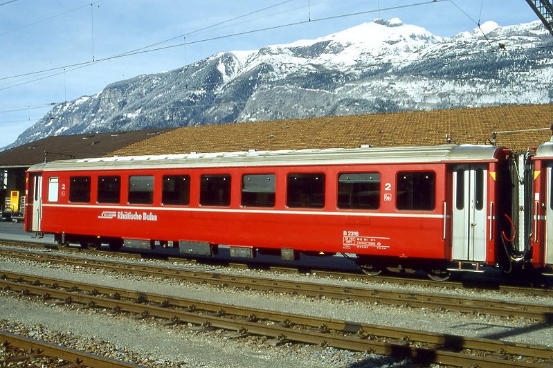 RhB - B 2316 am 28.02.1997 in Chur - 2.Klasse Einheitspersonenwagen (Typ I) in Leichtmetallbauart fr Arosa-Bahn - bernahme: 10.02.1969 - FFA/SWP - Fahrzeuggewicht 13,00t - Sitzpltze 64 - LP 18,42m - zulssige Geschwindigkeit 90 km/h -2= 04.10.1991 - Logo RhB in deutsch - kleine Klassezahlen, schlanke Betriebsnummer - Hinweis: die Fahrzeugserie besteht aus 5 Wagen mit den Nummern 2315 bis 2319. 
