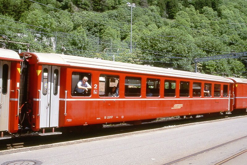 RhB - B 2317 am 07.06.1997 in Chur Sand - 2.Klasse Einheitspersonenwagen (Typ I) in Leichtmetallbauart fr Arosa-Bahn - Baujahr 1969 - FFA/SWP - Fahrzeuggewicht 13,00t - Sitzpltze 64 - LP 18,42m - zulssige Geschwindigkeit 90 km/h - nur Logo RhB - 2=21.06.1991 - Hinweis: die Fahrzeugserie besteht aus 5 Wagen mit den Nummern 2315 bis 2319. 

