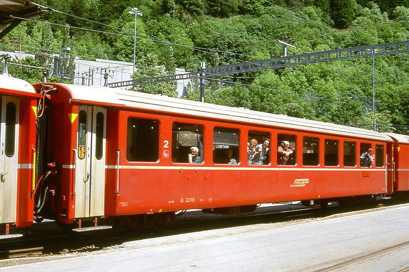 RhB - B 2318 am 08.06.1997 in Chur Sand - 2.Klasse Einheitspersonenwagen (Typ I) in Leichtmetallbauart fr Arosa-Bahn - Baujahr 1969 - FFA/SWP - Fahrzeuggewicht 13,00t - Sitzpltze 64 - LP 18,42m - zulssige Geschwindigkeit 90 km/h - nur Logo RhB - 2=07.06.1991 - Hinweis: die Fahrzeugserie besteht aus 5 Wagen mit den Nummern 2315 bis 2319. 
