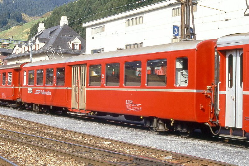 RhB - B 2322 am 09.09.1990 in Disentis - 2.Klasse Personenwagen - Mitteleinstiegswagen mittelschwerer Stahlbauart - Baujahr 1947 - SWS - Fahrzeuggewicht 21,00t - Sitzpltze 64 - LP 17,63m - zulssige Geschwindigkeit 90 km/h - 2=06.03.1990 - Logo RhB in rhtoromanisch. Hinweis: Klassezahlen klein, hoher Anschriftenblock, schlanke Betriebsnummern, ohne Kennzeichnung an den Ecken  - die Fahrzeugserie bestand aus 13 Wagen mit den Nummern 2321 bis 2333. 
