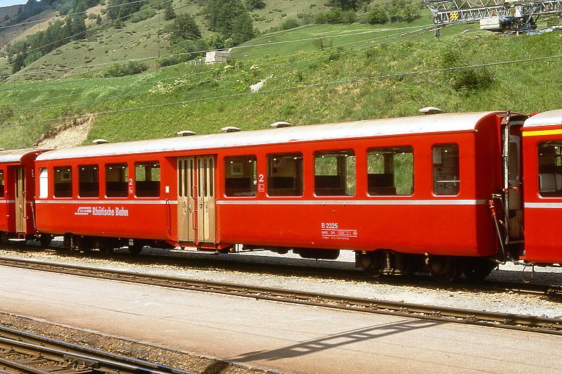 RhB - B 2326 am 26.05.1990 in Scuol - 2.Klasse Personenwagen - Mitteleinstiegswagen mittelschwerer Stahlbauart - bernahme 20.03.1948 - SWS - Fahrzeuggewicht 21,00t - Sitzpltze 64 - LP 17,63m - zulssige Geschwindigkeit 90 km/h - Logo RhB in deutsch - 3=22.07.1983 2=20.07.1989 - Hinweis: Klassezahlen klein, flacher Anschriftenblock, schlanke Betriebsnummern - die Fahrzeugserie bestand aus 13 Wagen mit den Nummern 2321 bis 2333. 
