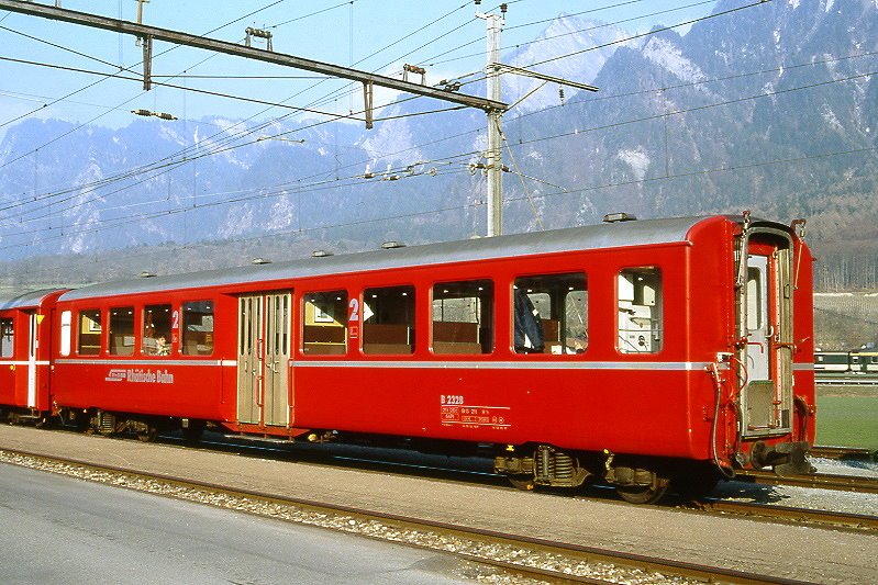 RhB - B 2328 am 18.03.1999 in Untervaz - 2.Klasse Personenwagen - Mitteleinstiegswagen mittelschwerer Stahlbauart - bernahme: 20.05.1948 - SWS - Fahrzeuggewicht 21,00t - Sitzpltze 64 - LP 17,63m - zulssige Geschwindigkeit 90 km/h - 2=20.07.1990 - Logo RhB in deutsch - Hinweis: Klassezahlen gro, hoher Anschriftenblock, dicke Betriebsnummern, ohne Kennzeichnung an den Ecken - die Fahrzeugserie bestand aus 13 Wagen mit den Nummern 2321 bis 2333. 
