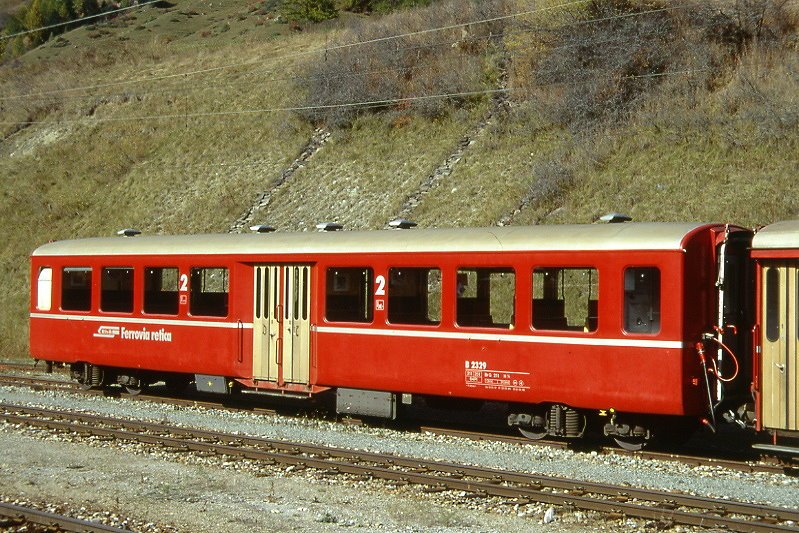 RhB - B 2329 am 22.10.1998 in Scuol - 2.Klasse Personenwagen - Mitteleinstiegswagen mittelschwerer Stahlbauart - bernahme: 01.01.1947 - SWS - Fahrzeuggewicht 21,00t - Sitzpltze 64 - LP 17,63m - zulssige Geschwindigkeit 90 km/h - Logo RhB in italienisch - Lebenslauf: ex C4 2329 - 1956 B4 2329 - 1964 B 2329 - 13.09.2006 Abbruch - Hinweis: Klassezahlen gro, hoher Anschriftenblock, dicke Betriebsnummern, ohne Kennzeichnung an den Ecken - die Fahrzeugserie bestand aus 13 Wagen mit den Nummern 2321 bis 2333. 
