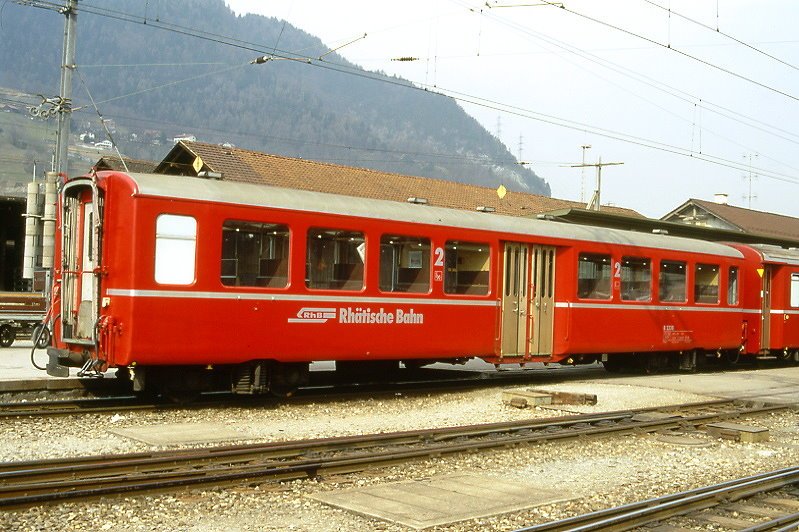 RhB - B 2330 am 19.03.1999 in Landquart - 2.Klasse Personenwagen - Mitteleinstiegswagen mittelschwerer Stahlbauart - �bernahme: 05.06.1948 - SWS - Fahrzeuggewicht 21,00t - Sitzpl�tze 64 - L�P 17,63m - zul�ssige Geschwindigkeit 90 km/h - Logo RhB in deutsch - �2=16.09.1997 - Lebenslauf: ex C4� 2330 - 1956 B4� 2330 - 1964 B 2330 - Hinweis: Klassezahlen gro�, hoher Anschriftenblock, dicke Betriebsnummern, ohne Kennzeichnung an den Ecken - die Fahrzeugserie bestand aus 13 Wagen mit den Nummern 2321 bis 2333. 
