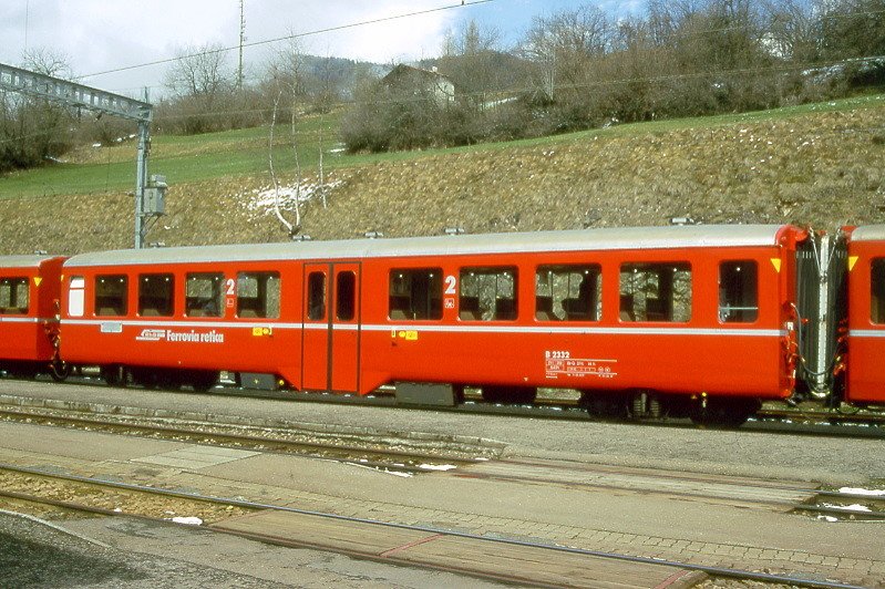RhB - B 2332 am 11.04.1998 in Filisur - 2.Klasse Personenwagen - Mitteleinstiegswagen mittelschwerer Stahlbauart - bernahme: 15.08.1948 - SWS - Fahrzeuggewicht 21,00t - Sitzpltze 64 - LP 17,63m - zulssige Geschwindigkeit 90 km/h - Logo RhB in italienisch - 2=13.09.1997 - Lebenslauf: ex C4 2332 - 1956 B4 2332 - 1964 B 2332 - Hinweis: Klassezahlen gro, hoher Anschriftenblock, dicke Betriebsnummern, mit Kennzeichnung an den Ecken - die Fahrzeugserie bestand aus 13 Wagen mit den Nummern 2321 bis 2333. 
