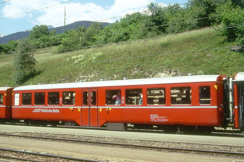 RhB - B 2333 am 27.06.1995 in Filisur - 2.Klasse Personenwagen - Mitteleinstiegswagen mittelschwerer Stahlbauart - bernahme: 29.06.1948 - SWS - Fahrzeuggewicht 21,00t - Sitzpltze 64 - LP 17,63m - zulssige Geschwindigkeit 90 km/h - Logo RhB in deutsch - 2=14.06.1990 - Lebenslauf: ex C4 2333 - 1956 B4 2333 - 1964 B 2333 - Hinweis: Klassezahlen klein, hoher Anschriftenblock, schlanke Betriebsnummern, mit Kennzeichnung an den Ecken - die Fahrzeugserie bestand aus 13 Wagen mit den Nummern 2321 bis 2333. 
