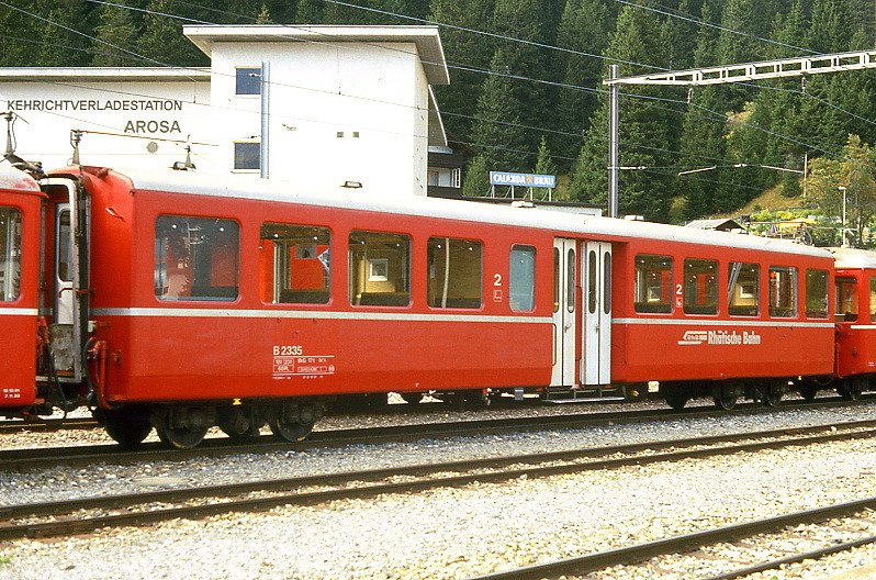 RhB - B 2335 am 01.10.1990 in Arosa - 2.Klasse Personenwagen - Mitteleinstiegswagen leichter Stahlbauart - bernahme 31.12.1956 - SIG - Fahrzeuggewicht 18,00t - Sitzpltze 68 - LP 18,22m - zulssige Geschwindigkeit 90 km/h - Logo RhB in deutsch - 2=12.10.1987 - Lebenslauf: ex B4 2335 - 1964 B 2335 - 04/2003 ausr - 11/2003 BD 2478 fr Berninabahn - Hinweis: Klassezahlen klein, hoher Anschriftenblock (Anschriftseiten vertauscht), schlanke Betriebsnummern, ohne Kennzeichnung an den Ecken - die Fahrzeugserie bestand aus 7 Wagen mit den Nummern 2334 bis 2340. 
