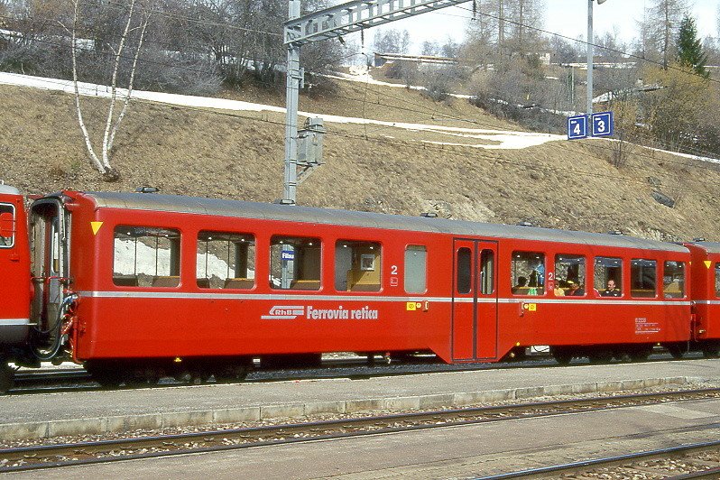 RhB - B 2338 am 14.03.1999 in Filisur - 2.Klasse Personenwagen - Mitteleinstiegswagen leichter Stahlbauart - bernahme 16.11.1956 - SIG - Fahrzeuggewicht 18,00t - Sitzpltze 68 - LP 18,22m - zulssige Geschwindigkeit 90 km/h - Logo RhB in italienisch - 3=03.05.1989 2=03.04.1995 - Lebenslauf: ex B4 2338 - 1964 B 2338 - 04/2001 ausr - 07/2001 WS 3812 - Hinweis: Klassezahlen klein, hoher Anschriftenblock, schlanke Betriebsnummern, mit Kennzeichnung an den Ecken - die Fahrzeugserie bestand aus 7 Wagen mit den Nummern 2334 bis 2340. 
