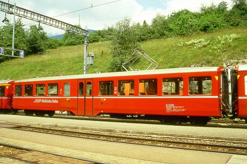 RhB - B 2339 am 28.06.1995 in Filisur - 2.Klasse Personenwagen - Mitteleinstiegswagen leichter Stahlbauart - bernahme 16.11.1956 - SIG - Fahrzeuggewicht 18,00t - Sitzpltze 68 - LP 18,22m - zulssige Geschwindigkeit 90 km/h - Logo RhB in deutsch - 2=07.04.1995 - Lebenslauf: ex B4 2339 - 1964 B 2339 - 05/2002 WS 3813 Velowagen - Hinweis: Klassezahlen klein, hoher Anschriftenblock, schlanke Betriebsnummern, mit Kennzeichnung an den Ecken - die Fahrzeugserie bestand aus 7 Wagen mit den Nummern 2334 bis 2340. 

