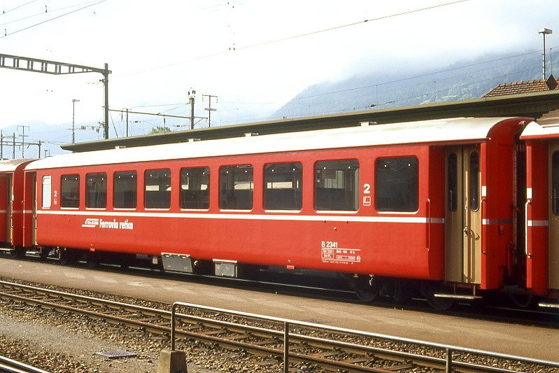 RhB - B 2341 am 02.10.1990 in Landquart - 2.Klasse Einheitspersonenwagen (Typ 1) - bernahme 21.11.1963 - FFA/SIG/RhB - Fahrzeuggewicht 18,00t - Sitzpltze 64 - LP 18,42m - zulssige Geschwindigkeit 90 km/h - Logo RhB in italienisch - 2=17.03.1989 - Lebenslauf: ex B4 2341 - 1964 B 2341 - Hinweis: Klassezahlen klein, hoher Anschriftenblock, schlanke Betriebsnummern, Griffstangen, ohne Kennzeichnung an den Ecken - die Fahrzeugserie besteht aus 33 Wagen mit den Nummern 2341 bis 2373. 
