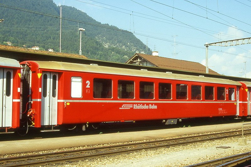 RhB - B 2342 am 06.09.1996 in Landquart - 2.Klasse Einheitspersonenwagen (Typ 1) - bernahme 26.11.1963 - FFA/SIG/RhB - Fahrzeuggewicht 21,00t - Sitzpltze 60 - LP 18,42m - zulssige Geschwindigkeit 90 km/h - Logo RhB in deutsch - 3=24.09.1993 - Lebenslauf: ex B4 2342 - 1964 B 2342 - Hinweis: Klassezahlen gro, hoher Anschriftenblock, dicke Betriebsnummern, mit Kennzeichnung gelb an den Ecken - die Fahrzeugserie besteht aus 33 Wagen mit den Nummern 2341 bis 2373. 
