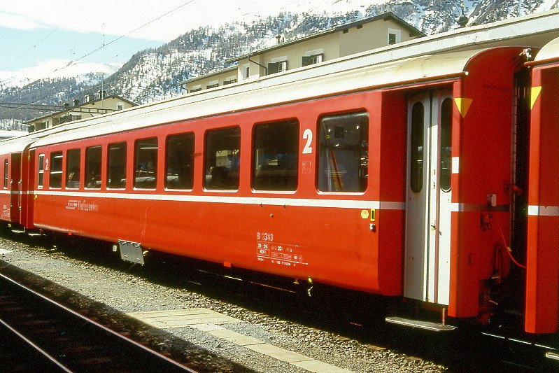 RhB - B 2343 am 07.03.1998 in Samedan - 2.Klasse Einheitspersonenwagen (Typ 1) - bernahme 22.11.1963 - FFA/SIG/RhB - Fahrzeuggewicht 21,00t - Sitzpltze 60 - LP 18,42m - zulssige Geschwindigkeit 90 km/h - Logo RhB in rtoromanisch - 3=11.02.1994 - Lebenslauf: ex B4 2343 - 1964 B 2343 - Hinweis: Klassezahlen gro, hoher Anschriftenblock, dicke Betriebsnummern, mit Kennzeichnung gelb an den Ecken - die Fahrzeugserie besteht aus 33 Wagen mit den Nummern 2341 bis 2373. 
