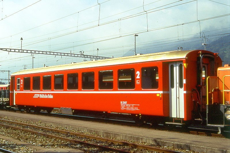 RhB - B 2347 am 06.09.1996 in Landquart - 2.Klasse Einheitspersonenwagen (Typ 1) - bernahme 23.01.1963 - FFA/SIG/RhB - Fahrzeuggewicht 21,00t - Sitzpltze 60 - LP 18,42m - zulssige Geschwindigkeit 90 km/h - Logo RhB in deutsch - 3=01.07.1994 - Lebenslauf: ex B4 2347 - 1964 B 2347 - Hinweis: Klassezahlen gro, hoher Anschriftenblock, dicke Betriebsnummern, Griffstangen neben den Tren entfernt - mit Taster neben den Tren - mit gelber Kennzeichnung an den Ecken - die Fahrzeugserie besteht aus 33 Wagen mit den Nummern 2341 bis 2373. 
