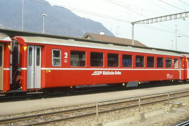 RhB - B 2352 am 19.03.1999 in Landquart - 2.Klasse Einheitspersonenwagen (Typ 1) - bernahme 30.06.1964 - FFA/SIG/RhB - Fahrzeuggewicht 21,00t - Sitzpltze 60 - LP 18,42m - zulssige Geschwindigkeit 90 km/h - Logo RhB in deutsch - 3=03.01.1995 - Lebenslauf: ex B4 2352 - 1964 B 2352 - Hinweis: Klassezahlen gro, hoher Anschriftenblock, dicke Betriebsnummern, Griffstangen neben den Tren entfernt - gelbe Kennzeichnung an den Ecken - die Fahrzeugserie besteht aus 33 Wagen mit den Nummern 2341 bis 2373. 
