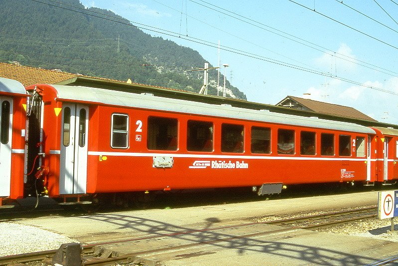 RhB - B 2356 am 06.09.1996 in Landquart - 2.Klasse Einheitspersonenwagen (Typ 1) - bernahme 31.05.1966 - FFA/SIG/RhB - Fahrzeuggewicht 21,00t - Sitzpltze 60 - LP 18,42m - zulssige Geschwindigkeit 90 km/h - 3=23.06.1992 - Logo RhB in deutsch - Hinweis: hoher Anschriftenblock, dicke Betriebsnummern, Griffstangen neben den Tren entfernt - mit gelbe Kennzeichnung an den Ecken - die Fahrzeugserie besteht aus 33 Wagen mit den Nummern 2341 bis 2373. 
