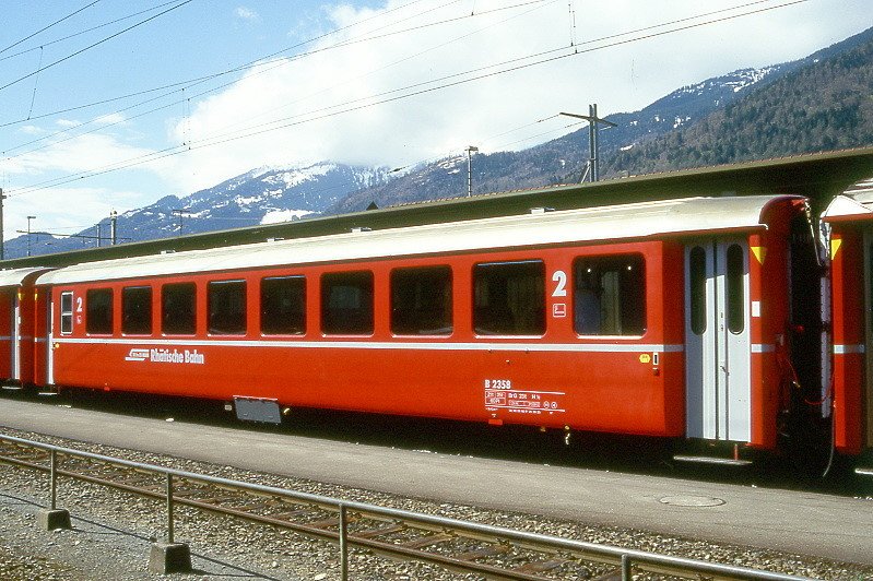 RhB - B 2358 am 25.04.1999 in Landquart - 2.Klasse Einheitspersonenwagen (Typ 1) - �bernahme 06.06.1966 - FFA/SIG/RhB - Fahrzeuggewicht 21,00t - Sitzpl�tze 60 - L�P 18,42m - zul�ssige Geschwindigkeit 90 km/h - �3=28.09.1996 - Logo RhB in deutsch - Hinweis: hoher Anschriftenblock, dicke Betriebsnummern, Griffstangen neben den T�ren entfernt - mit gelber Kennzeichnung an den Ecken - die Fahrzeugserie besteht aus 33 Wagen mit den Nummern 2341 bis 2373. 
