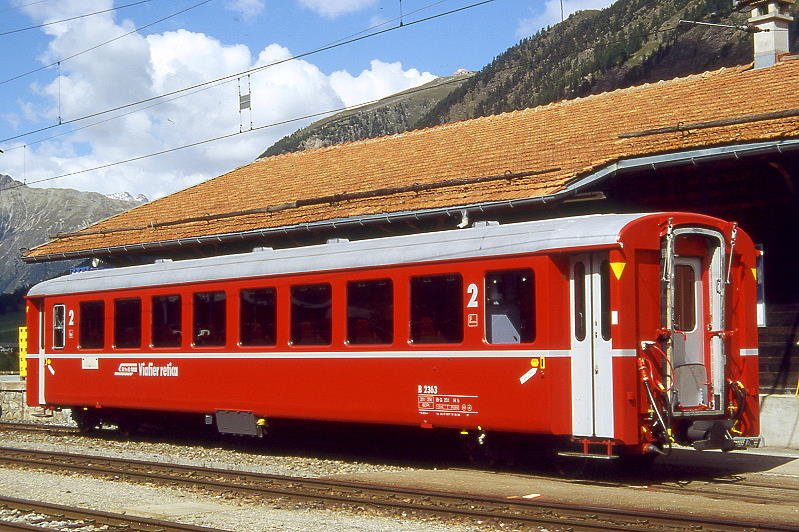 RhB - B 2363 am 04.09.1996 in Pontresina - 2.Klasse Einheitspersonenwagen (Typ 1) - bernahme 08.07.1966 - FFA/SIG/RhB - Fahrzeuggewicht 20,00t - Sitzpltze 60 - LP 18,42m - zulssige Geschwindigkeit 90 km/h - 3=10.06.1996 - Logo RhB in rtoromanisch - Hinweis: groe Klassezahlen, hoher Anschriftenblock, dicke Betriebsnummern, Griffstangen neben den Tren entfernt, Kennzeichnung an den Ecken gelb - Hinweisaufkleber fr Taster - die Fahrzeugserie besteht aus 33 Wagen mit den Nummern 2341 bis 2373. 
