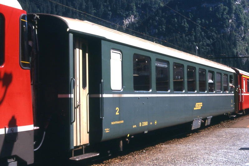 RhB - B 2368 am 20.08.1989 in Thusis - 2.Klasse Einheitspersonenwagen (Typ 1) - bernahme 15.06.1966 - FFA/SIG/RhB - Fahrzeuggewicht 18,00t - Sitzpltze 64 - LP 18,42m - zulssige Geschwindigkeit 90 km/h - nur Logo RhB - Hinweis: noch grne Lackierung - die Fahrzeugserie besteht aus 33 Wagen mit den Nummern 2341 bis 2373. 
