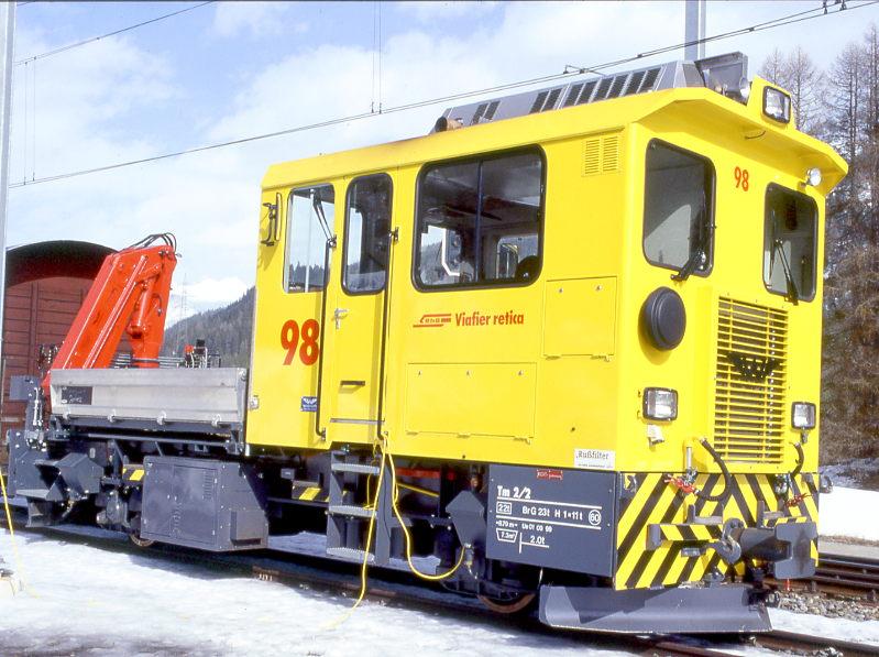 RhB Bahndiensttraktor Tm 2/2 98 am 11.03.2000 in Cinuos-chel-Brail, bernahme 01.09.1999 - Windhoff/Cummins - 336 Kw - 22,0 t - LP 8,79 m - V = 50/60 geschleppt