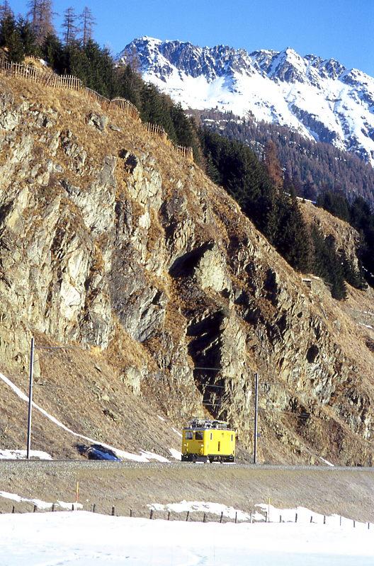 RhB Baudienstzug 9713 von St.Moritz nach Samedan am 26.02.1998 zwischen Celerina und Samedan mit Triebwagen Xm 2/2 9914.