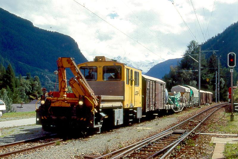 RhB BAUZUG 9743 von Zernez nach Lavin am 29.08.1996 in Susch mit Traktor Tm 2/2 84 - Gb 5917 - Xa 9314 - Rp 8224. Hinweis: Bauzug fr Oberleitungsfundamente wartet im Stumpengleis gleichzeitige Kreuzung von Zug 3768 und berholung durch Zug 770 ab.
