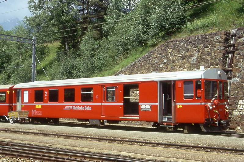 RhB - BDt 1722 am 28.06.1995 in Filisur - 2.Klasse Neupendelzug-Steuerwagen mit Gepckabteil fr Ge 4/4 I 601 bis Ge 4/4 I 610 - bernahme 06.05.1982 - FFA/SWP/BBC - Fahrzeuggewicht 15,00t - Sitzpltze 30 - Ladegewicht 2,00t - LP 18,50m - zulssige Geschwindigkeit 90 km/h - 2=16.12.1994 - Logo RhB in deutsch - Hinweis: Tre an Stirnseite verschweit, bergangsgriffe an der Stirnseite entfernt, Klassezahlen gro, dicke Betriebsnummern, runde Scheinwerfer
