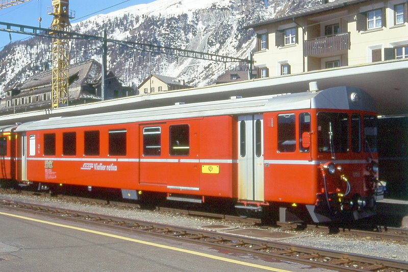 RhB - BDt 1723 am 31.03.1996 in Samedan - 2.Klasse Steuerwagen mit Gepckabteil fr ABe 4/4 501 bis ABe 4/4 504 - bernahme 25.06.1982 - FFA/SWP/BBC - Fahrzeuggewicht 15,00t - Sitzpltze 30 - Ladegewicht 2,00t - LP 18,50m - zulssige Geschwindigkeit 90 km/h - Logo RhB in rhtoromanisch - Hinweis: Tre an der Stinseite verschweit und bergangsgriffe an der Stirnseite entfernt, Klassezahlen klein, dnne Betriebsnummern, runde Scheinwerfer!
