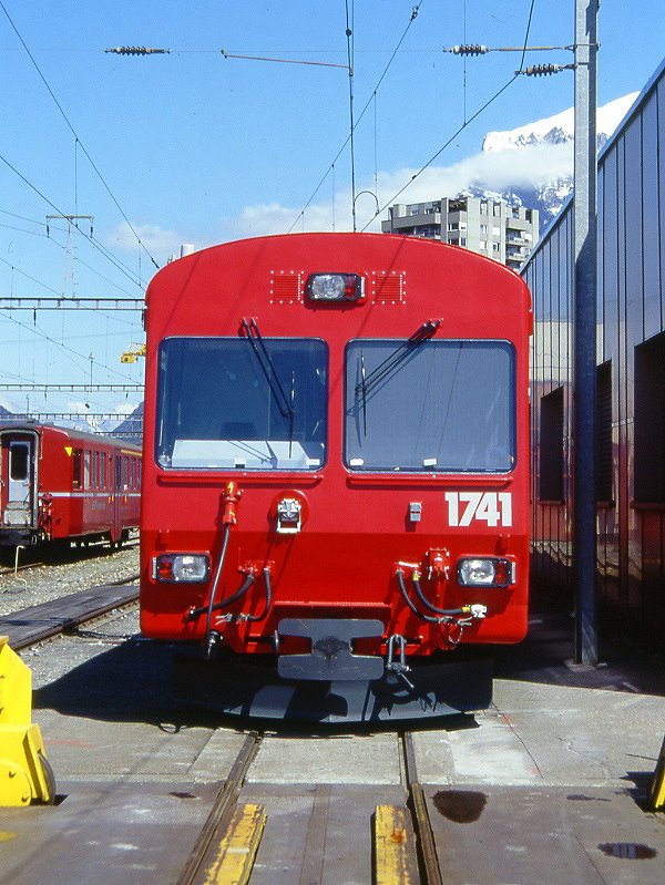 RhB - BDt 1741 am 25.04.1999 in Landquart - 2.Klasse Steuerwagen mit Gepckabteil fr Ge 4/4 - Ge 4/4 III - Baujahr 1957 - WS/SZB/RhB - Fahrzeuggewicht 16,00t - Sitzpltze 8 - Gepckabteil 18m - LP 12,70m - zulssige Geschwindigkeit 100 km/h - Lebenslauf: ex WS/SZB Z4i 2 - 1962 Zi 2 - 1973 RBS Zi 402 - 1985 Zt 262 - 11/1994 verkauft an RhB Zt 262 - 09/1999 BDt 1741 Steuerwagen fr Vereina-Autozge
