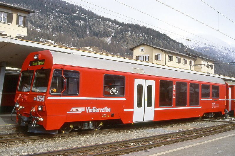 RhB - BDt 1753 am 15.03.2000 in Samedan - 2.Klasse Niederflur-Steuerwagen mit Gepckabteil fr Ge 4/4 I - Ge 4/4 III - Baujahr 1999 - bernahme 16.09.1999 - St - Fahrzeuggewicht 20,00t - Sitzpltze 37 - Ladegewicht 1,00t - LP 18,50m - zulssige Geschwindigkeit 100 km/h - Logo RhB in rhtoromanisch
