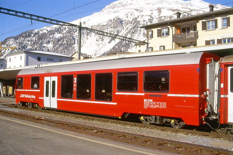 RhB - BDt 1758 am 12.03.2000 in Samedan - 2.Klasse Niederflur-Steuerwagen mit Gepckabteil fr Ge 4/4 I - Ge 4/4 III - Baujahr 1999 - bernahme 05.11.1999 - St - Fahrzeuggewicht 20,00t - Sitzpltze 37 - Ladegewicht 1,00t - LP 18,50m - zulssige Geschwindigkeit 100 km/h - Logo RhB in deutsch

