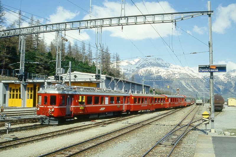 RhB BERNINA-EXPRESS 325 von Chur nach Tirano am 10.05.1994 Einfahrt Pontresina mit Triebwagen ABe 4/4 502 - AB 1515 - BDt 1722 - B 2494 - A 1273 - B 2496. Hinweis: heute sind Panoramawagen eingesetzt, gescanntes Dia
