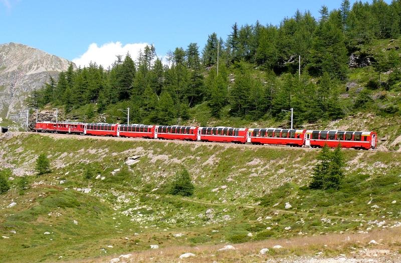 RhB - Bernina-Express 950 von Tirano nach Chur am 18.08.2008 oberhalb Alp Grm mit Zweikraftlok Gem 4/4 801 - Triebwagen ABe 4/4 II 43 - Bp 2522 - Bp 2523 - Bp 2503 - Bps 2513 - Api 1306 - Ap 1293
