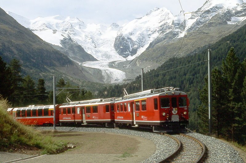 RhB Bernina-Express 951 von Chur nach Tirano am 27.08.2007 bei Montebello zwischen Morteratsch und Bernina Suot mit Triebwagen ABe 4/4 II 49 - ABe 4/4 II 47 - Ap 1291 - Api 1304 - Bps 2513 - Bp 2505 - Bp 2502 - Bp 2525 - Hinweis: Blick Piz Bernina

